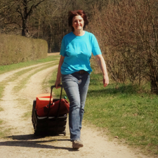 Sabine Schirmer auf dem Weg zum Einsatz