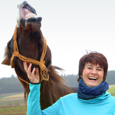 Sabine Schirmer auf dem Weg zum Einsatz